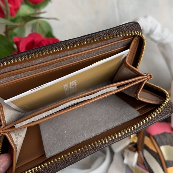 ✅SALE❤️‍🔥🆕Michael Kors Set🎁 - Picture 10 of 15